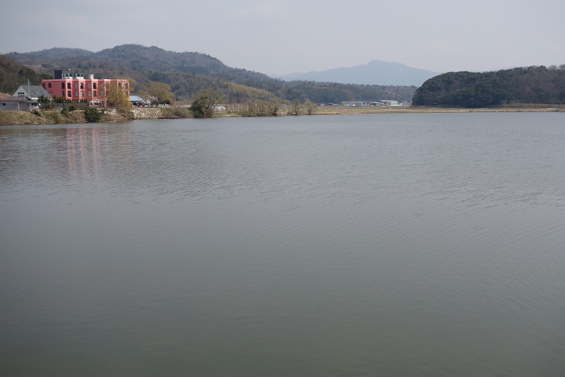 病院の前には、離(はなれ)湖という淡水湖がある。